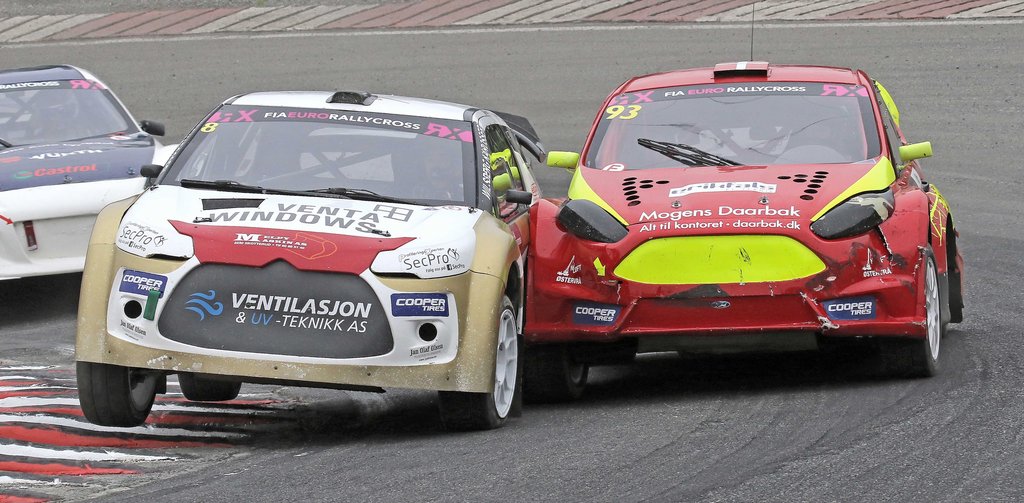Også i SuperTouring konkurreres der tæt. Tobias Daarbak (t.h.) er i infight med den norske gut: Stein Frederic Akre
(Foto: Johnny Loix)